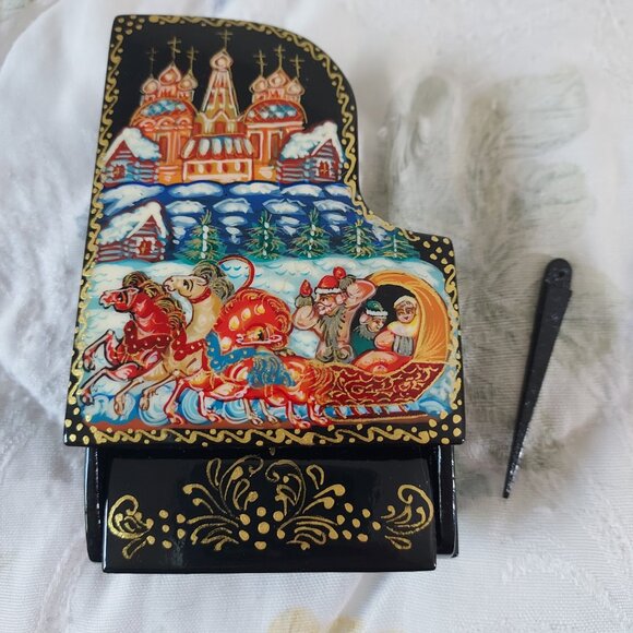 Ukrainian Hand-Painted Wooden Grand Piano Trinket Box - Picture 6 of 9